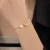 kf-S0eb31f4582ac4ebf8c6ec26a88aa34ce8-StalIBI-Bracelet-Initial-en-Acier-Inoxydable-avec-Nom-Personnalis-Bijoux-en-Forme-de-C-ur-Cadeau