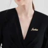 kf-S33edefa5ba90464680e1786c324424cdn-Broches-de-luxe-personnalis-es-avec-nom-pingle-revers-breloques-en-acier-inoxydable-pour-femmes-et