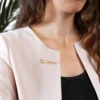 kf-Sf56391b78e7a41dca55693fb40964f3c7-Broches-de-luxe-personnalis-es-avec-nom-pingle-revers-breloques-en-acier-inoxydable-pour-femmes-et